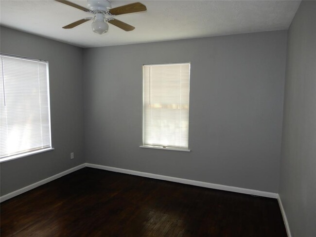 Building Photo - 7102 Longview St