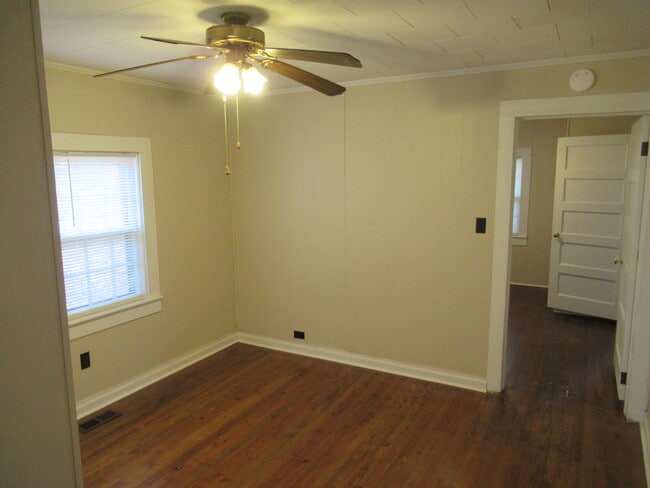 Building Photo - Charming 2-Bedroom Home Near Downtown Linc...