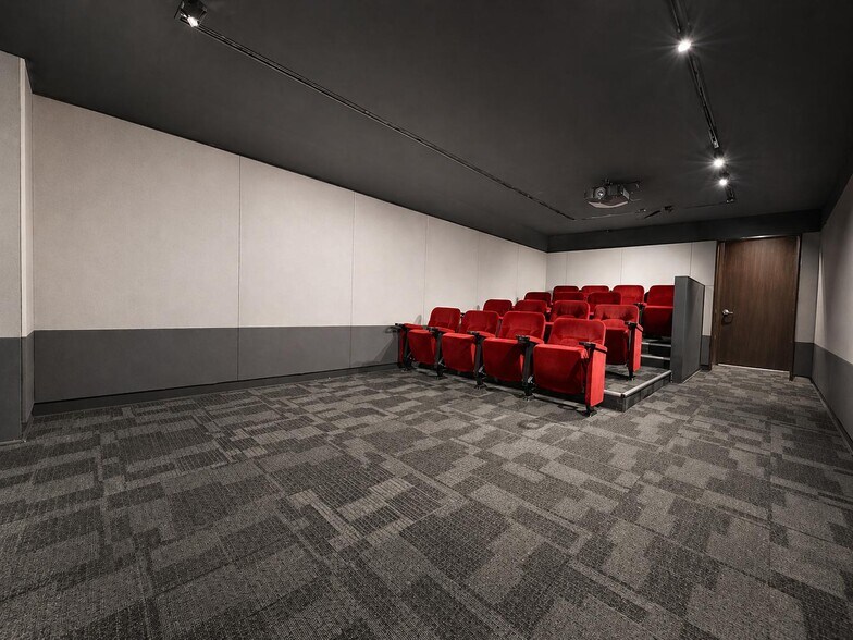 Building Photo - 323 W 96th St