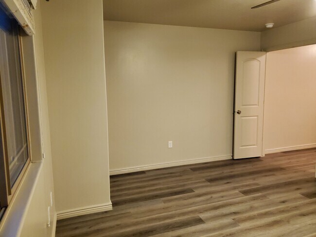 Building Photo - 1000 Bluff View Dr