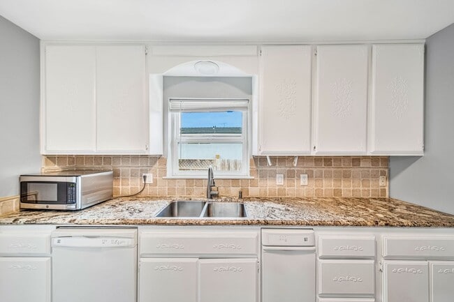 Building Photo - 4/Bed, 4/Bath Home with Parking, Washer/ Dryer and Spa, Close to Chapman University/ Orange Circle