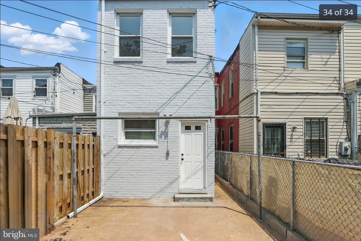 Building Photo - 118 S Conkling St