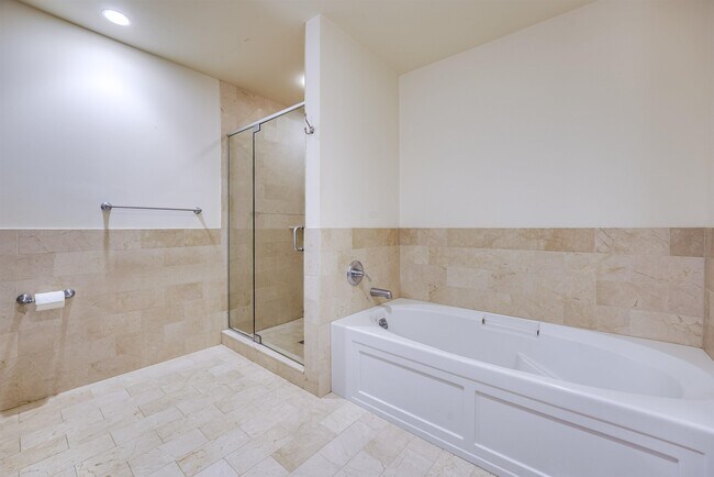 Building Photo - 1125 Maxwell Ln