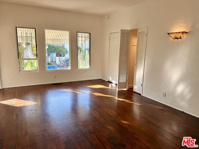 Building Photo - 2166 Beachwood Terrace