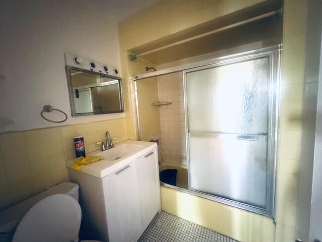 Building Photo - 549 61st St