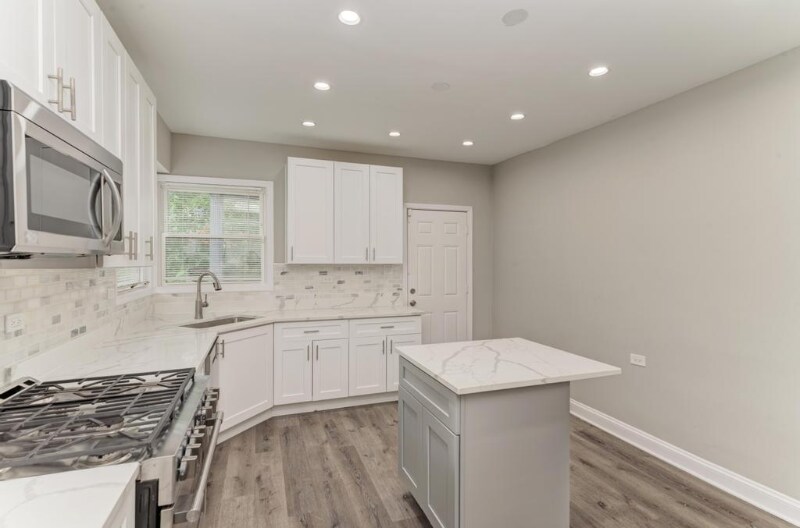 Building Photo - 9319 S Clyde Ave