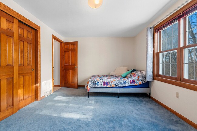 Building Photo - 5 BEDROOM 4.5 BATH PRIVATE BACKYARD