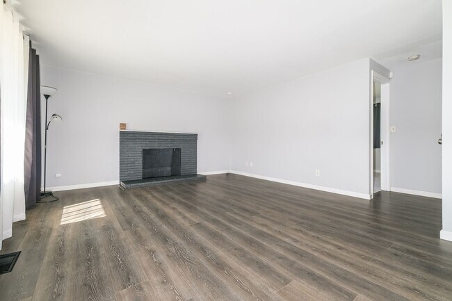 Building Photo - Comfort and Convenience Meet in This Burien Gem