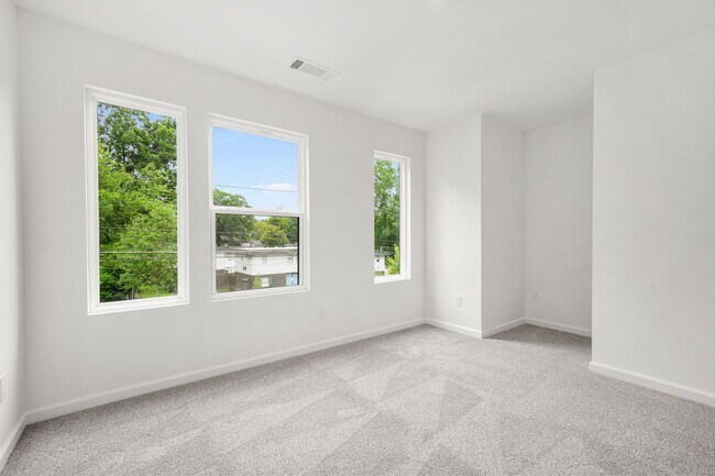 Building Photo - 1223 Oakland Dr SW