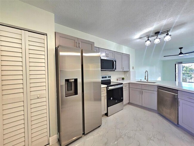 Building Photo - 2232 N Cypress Bend Dr