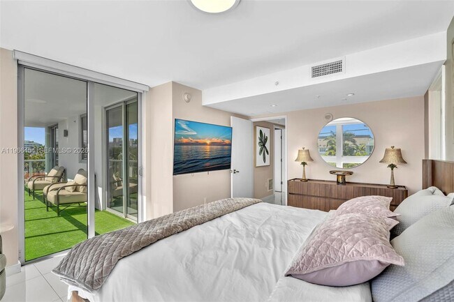 Building Photo - 9901 E Bay Harbor Dr