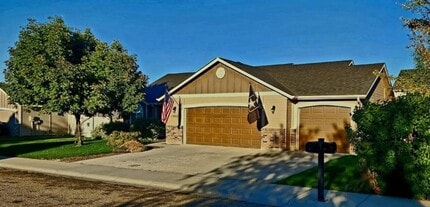 Building Photo - Charming single level 4 bedroom home in Crimson Point community. Spacious open floor plan, oversi...