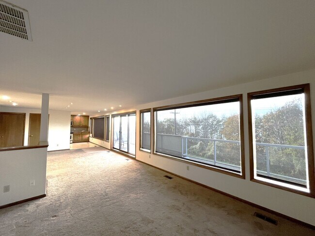 Building Photo - 180 Degree View of Bellingham Bay - Water/Sewer and Gas Included in Rent