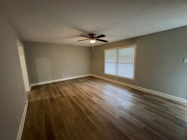 Building Photo - Central Waco Home