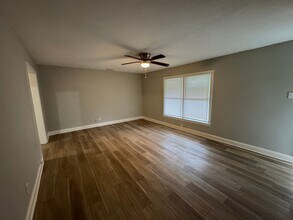 Building Photo - Central Waco Home