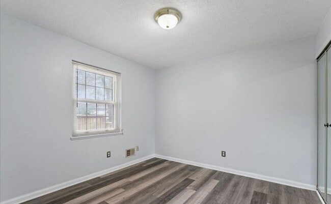 Building Photo - Updated Hillview Home! 3BR/2BA with Basement!
