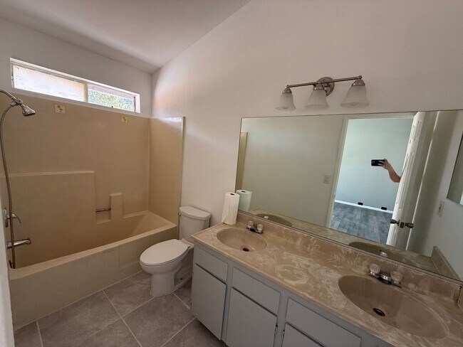 Building Photo - 4 bedroom 2 bath!