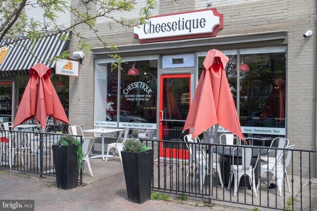 Building Photo - 432 E Luray Ave