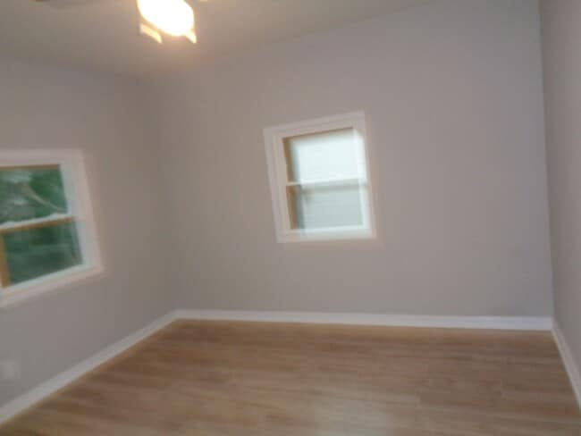 Building Photo - 2 Bedroom 1 bath home