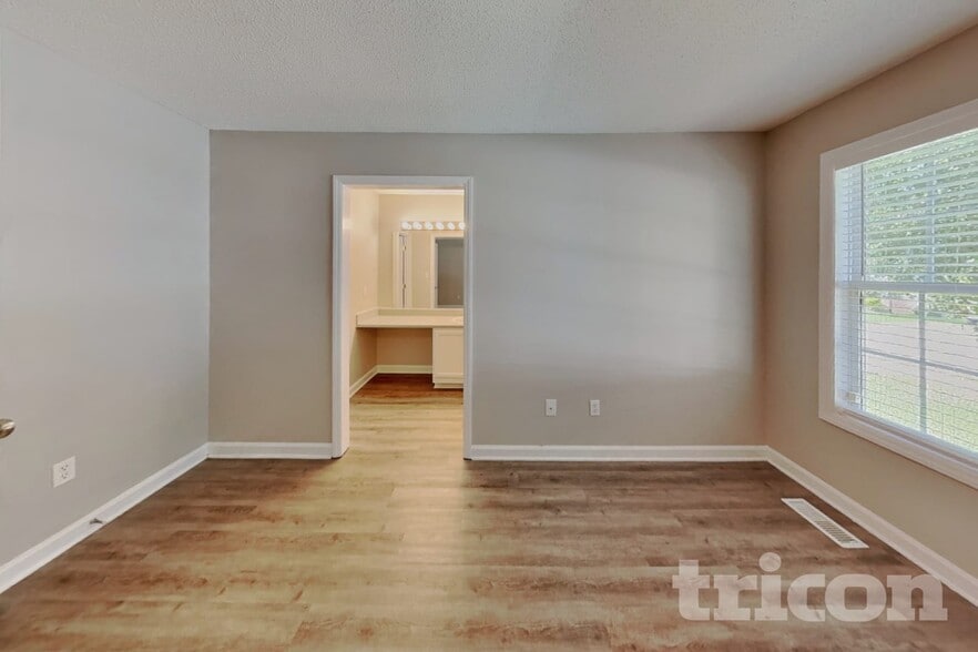Building Photo - 2112 McKinnon Dr