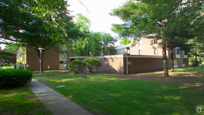 Stone Creek Apartments - 126-140 Silver Ln East Hartford CT 06118 ...