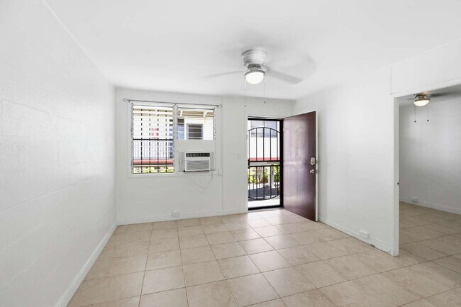 Building Photo - Charming 2-Bedroom Apartment in Prime Ala Moana Location – Parking & In-Unit Washer/Dryer!