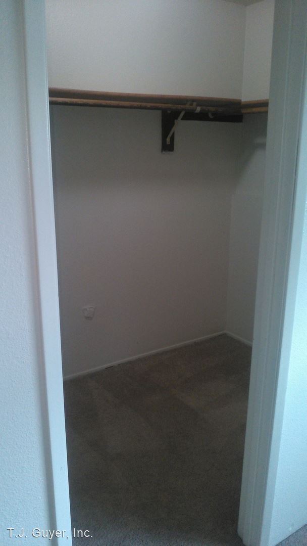 Building Photo - 1 br, 1 bath Apartment - 4702 108th Street...