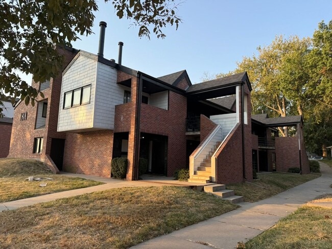 Building Photo - Luxurious 2-Bedroom Apartments with Modern Flair and Parkside Living!