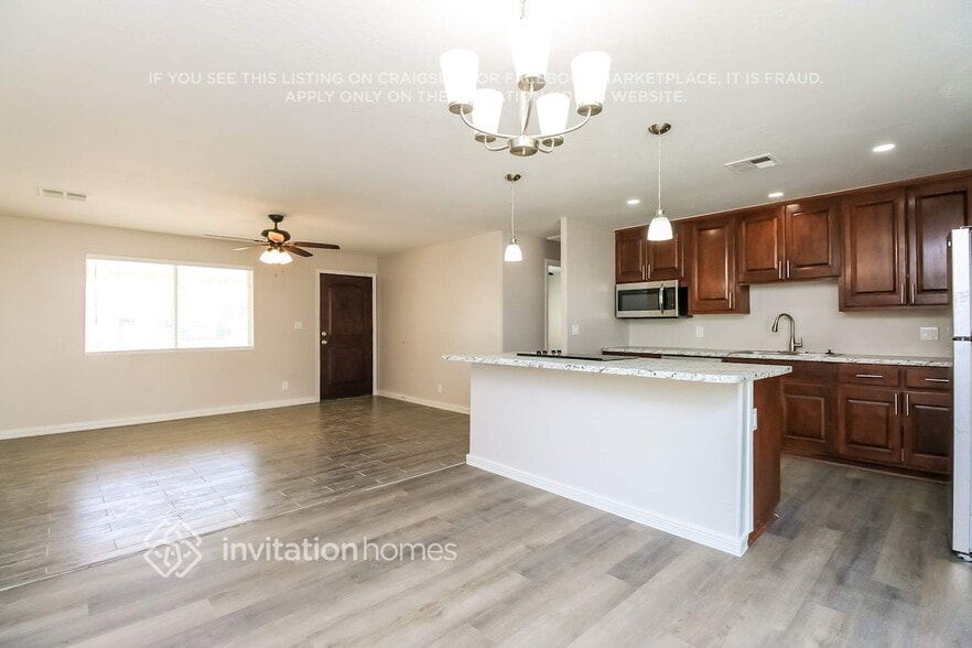 Building Photo - 1562 W Carol Ave