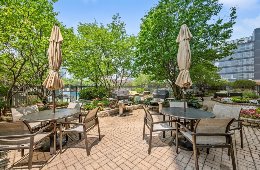 Building Photo - 400 N La Salle Dr