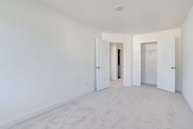Building Photo - 3-Bed Townhouse in Franklinton with Update...