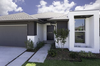 Building Photo - Stylish, Modern, Nearly New | 4-Bed | 2-Ba...