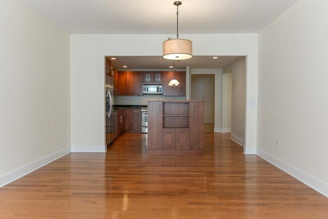 Building Photo - 1025 Maxwell Ln