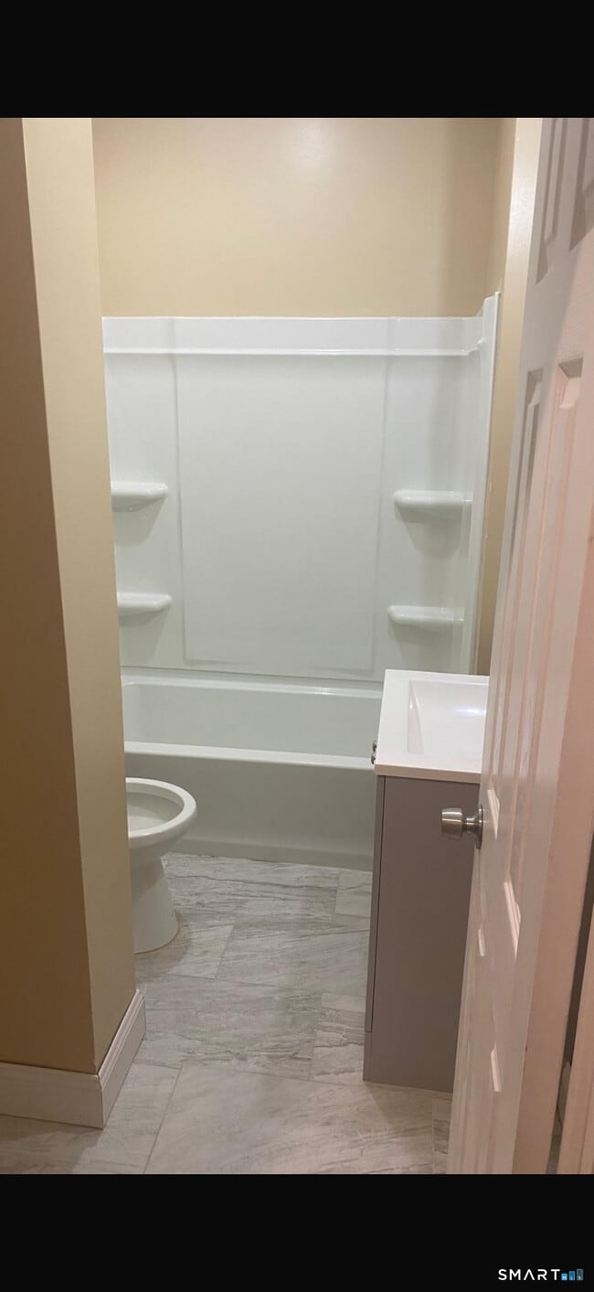 Building Photo - 142 Chestnut Ave