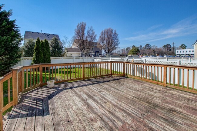 Building Photo - 3 Bed, 2.5 Bath Home Conveniently Located ...