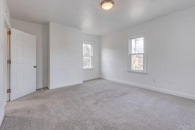 Building Photo - AVAILABLE JULY 2026 - Spacious 2 Bedroom Home w/ Fenced Yard & AC!