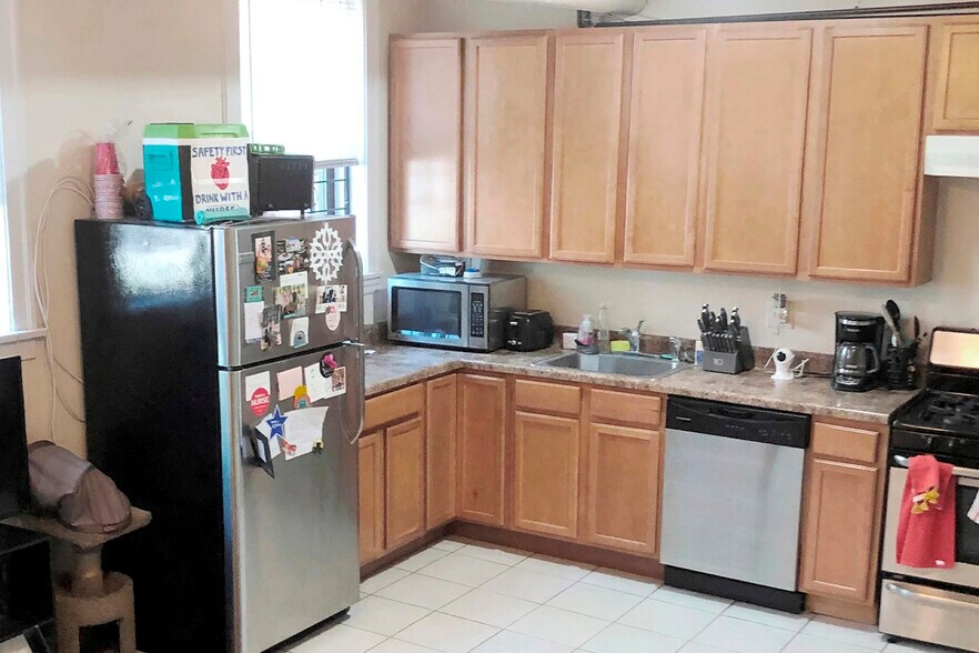 Building Photo - 3321 N Lakewood Ave