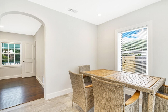 Building Photo - 413 36th St