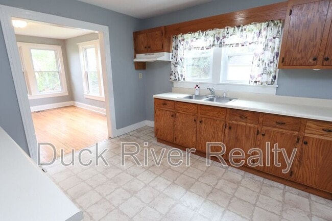 Building Photo - 504 W 6th St