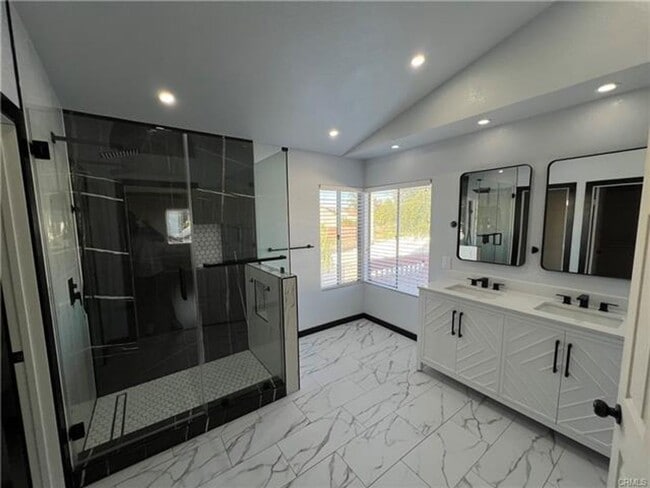 Building Photo - Beautifully Menifee Home with Three-Car Ga...