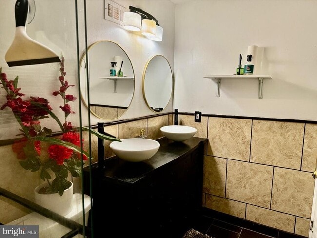 Building Photo - 8402 Jinetes Ct