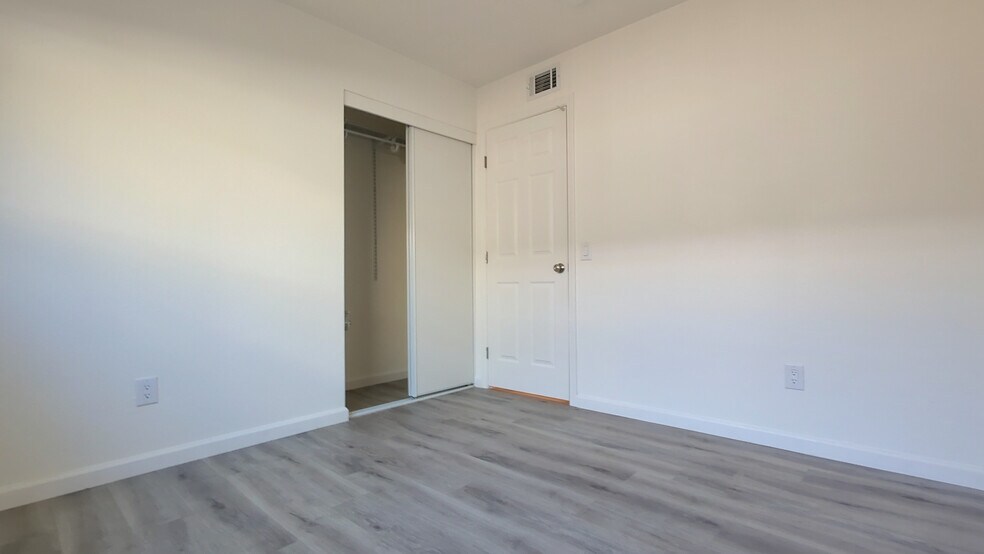 Building Photo - 10402 S White Rock Rd