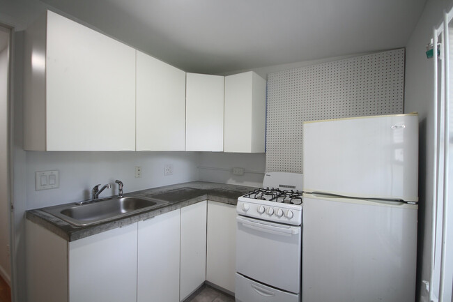 Kitchen L - 5131 W Girard Ave