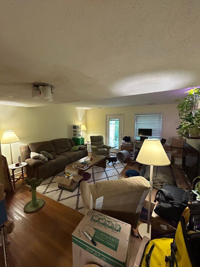 Building Photo - Townhome in the Heart of Carrboro – One Mo...