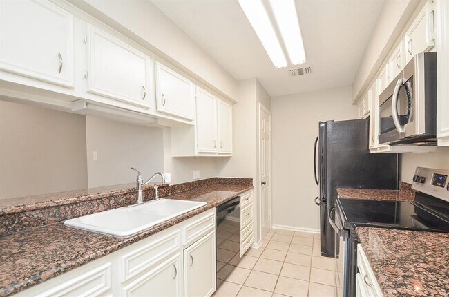 Building Photo - 940 Wycliffe Dr