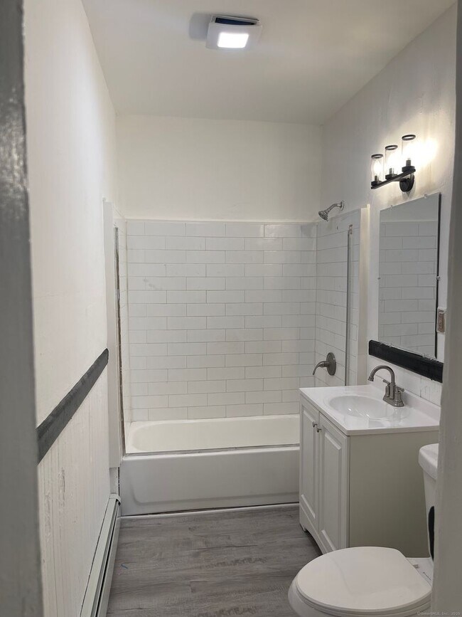 Building Photo - Spacious 4-bedroom, 1-bathroom first-Floor...