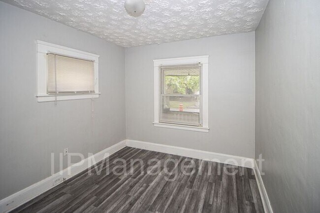 Building Photo - Newly Renovated 2 Bedroom Down Unit in Cle...