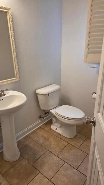 Building Photo - 324 Avenue of the Oaks