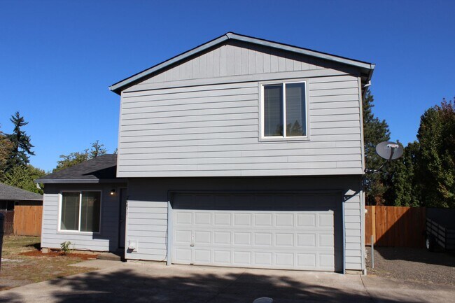 Primary Photo - 4 BR, 2 1/2 BA home with fenced yard in qu...