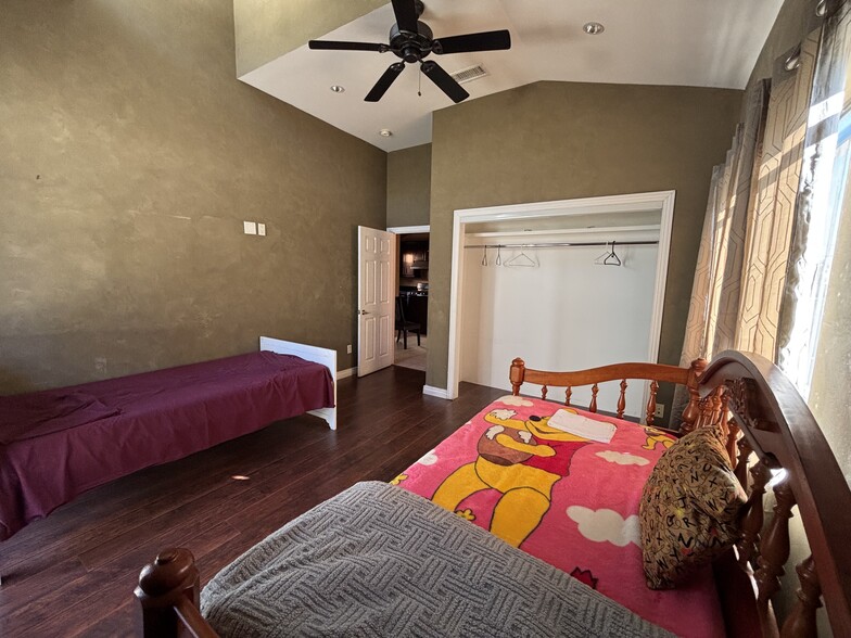 Building Photo - 1817 N Ave 53